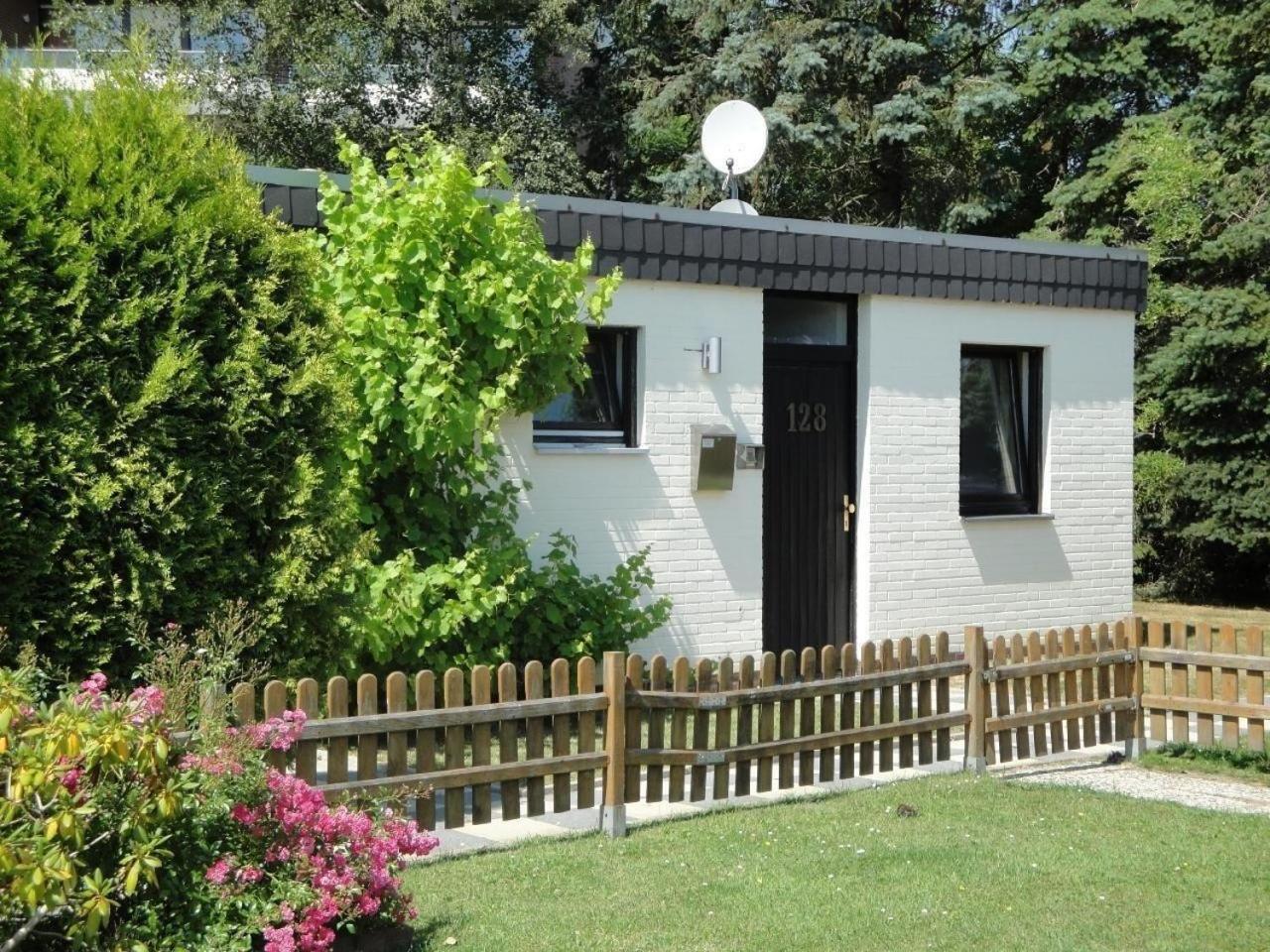 Schoenes Ferienhaus In Tossens Mit Schoenem Garten Butjadingen Exteriör bild